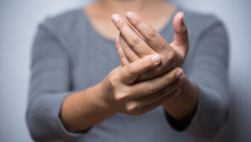 شایع‌ترین علت درد انگشتان دست زنان