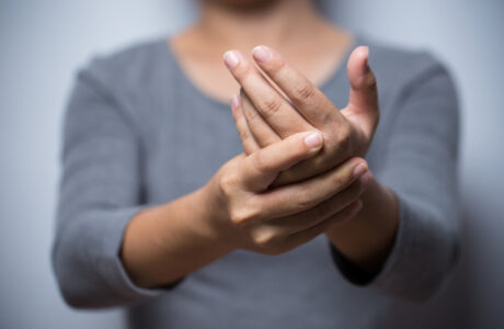 شایع‌ترین علت درد انگشتان دست زنان