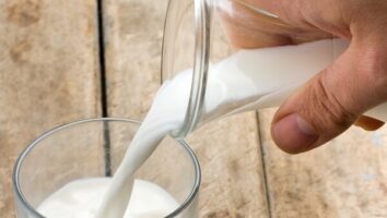 مردانی که زیاد شیر می نوشند در خطر سرطان پروستات هستند