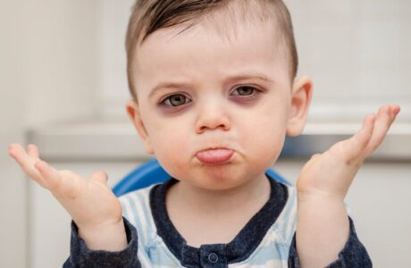 حلقه های تیره اطراف چشم کودکان