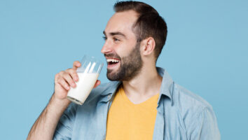 برای جبران کم آبی بدن نوشیدن آب بهتر است یا شیر؟