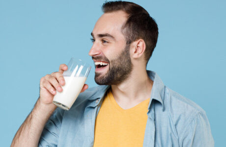 برای جبران کم آبی بدن نوشیدن آب بهتر است یا شیر؟