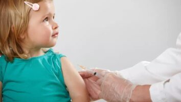تورم، درد و تب از عوارض واکسن ۶ سالگی است