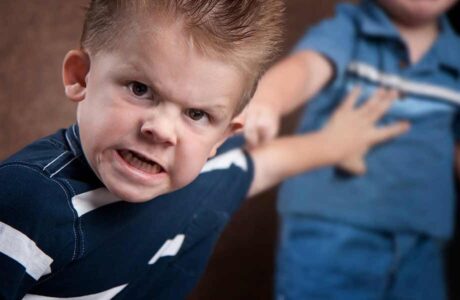 چطور با کودکی که &#۸۲۲۰;دست بِزن&#۸۲۲۱; دارد، برخورد کنیم؟