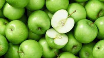 این میوه ها را بعد از ۵۰ سالگی بیشتر بخورید