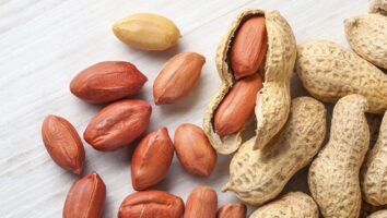 چگونه با خوردن بادام زمینی وزن کم کنیم؟