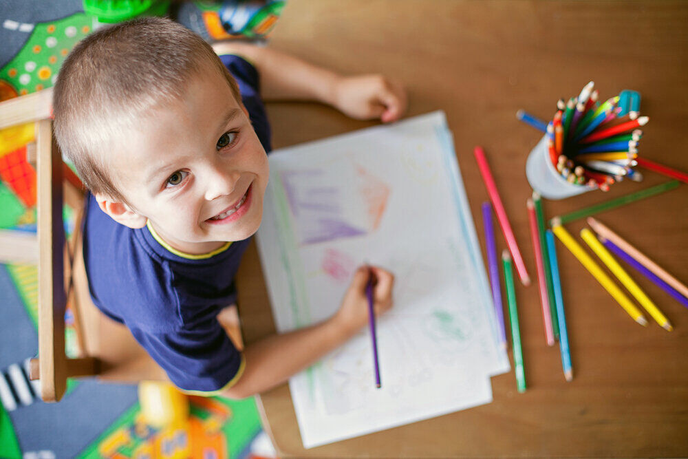اگر نقاشی کودک شما این نشانه‌ها را دارد از یک روانشناس کمک بگیرید