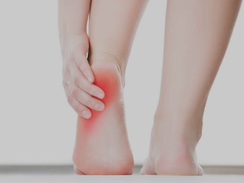 علائم مشکلات کبدی در کف پاها چیست؟
