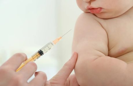 تاثیر روش زایمان بر نحوه واکنش بدن نوزاد به واکسن