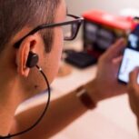 استفاده نادرست از ابزار دیجیتال موجب افزایش کم شنوایی بین نوجوانان شده است