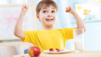 چطور کودک را به مصرف گوشت و شیر تشویق کنیم؟