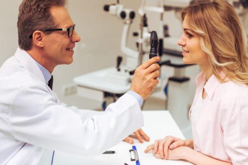 سرطان چشم علائم و راهکارهای درمانی
