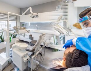 دکتر کامیار عباسی دندانپزشک – مطب تخصصی دندانپزشکی گاندی
