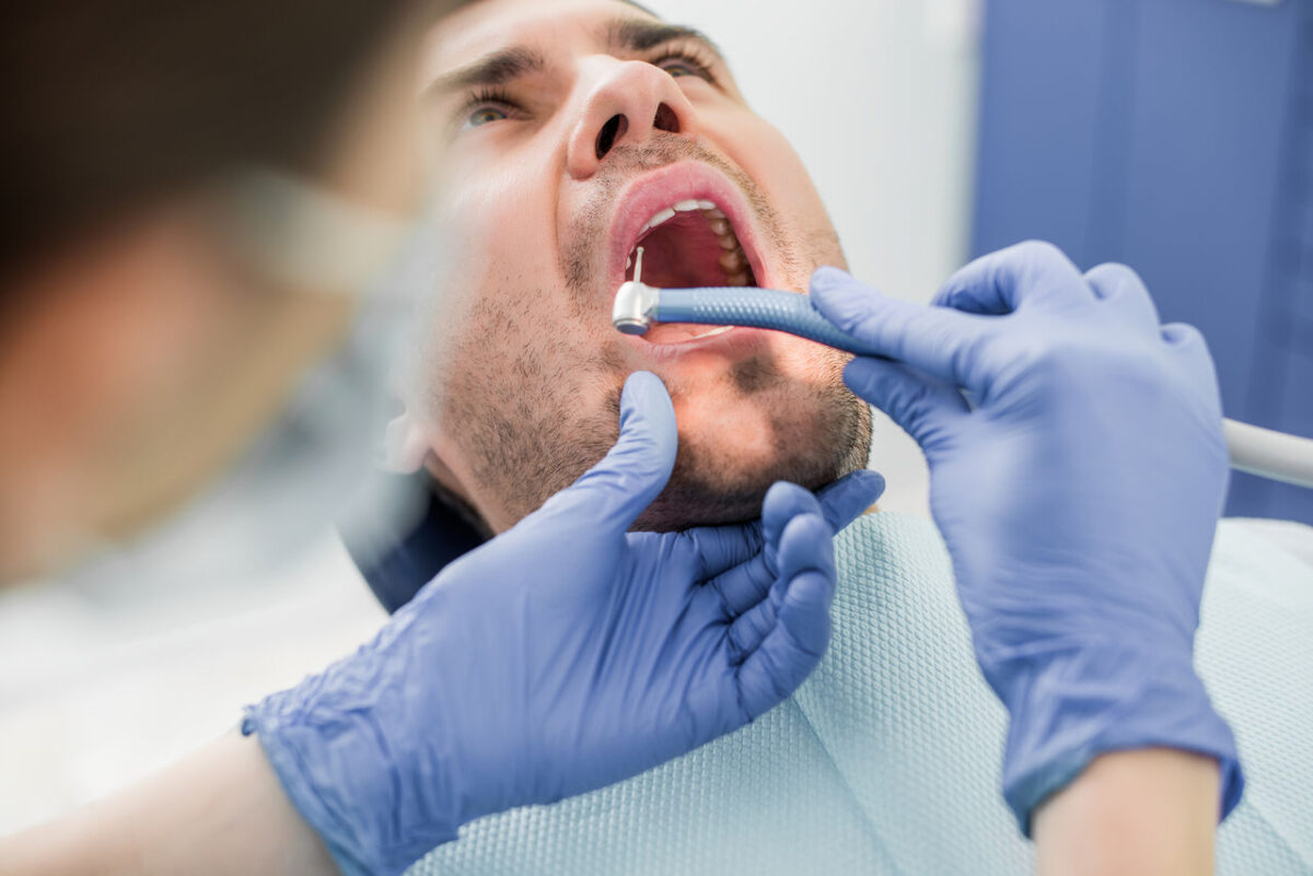 مردم به دلیل کمی درآمد، قدرت پرداخت هزینه‌های دندان‌پزشکی را ندارند