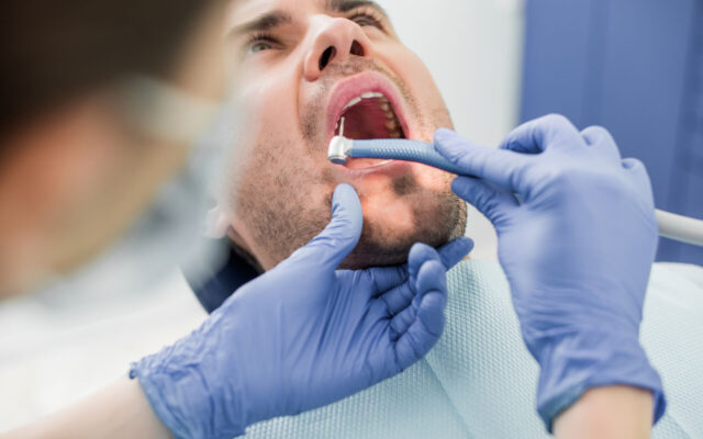 مردم به دلیل کمی درآمد، قدرت پرداخت هزینه‌های دندان‌پزشکی را ندارند