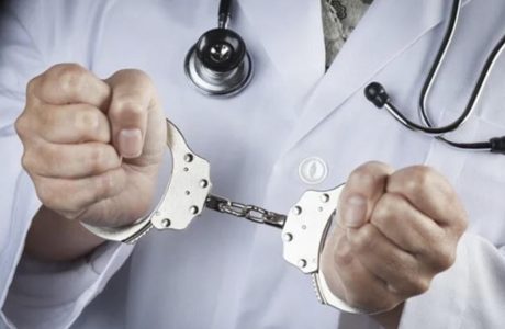 قانون در صورت وقوع خطای پزشکی با پزشک خاطی چه می کند؟