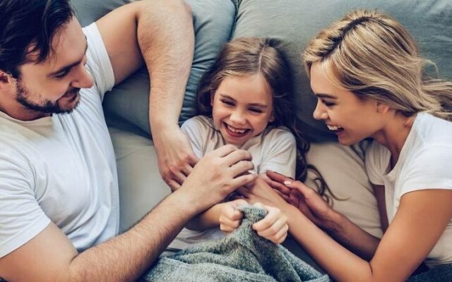 چرا هرگز نباید دیگران به خصوص بچه ها را قلقلک داد؟