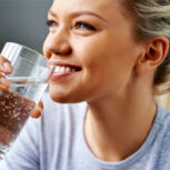 نوشیدن ۲ لیتر آب در روز برای سلامتی افسانه است